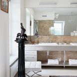 Stare z nowym. Perski dywan, XIX-wieczna rzeźba i dizajnerskie fotele Barcelona Miesa Van Der Rohe.