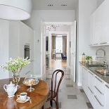 Stare z nowym żyje tutaj w zgodzie. Nad stołem kupionym przez przyjaciela Małgorzaty na pchlim targu wisi ascetyczna lampa