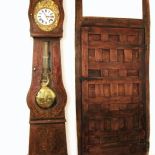 Stary, drewniany zegar z ornamentami.