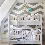 Stary, elegancki dom otulony zielenią, w środku pełen stylowych antyków, ale także prostych skandynawskich mebli.