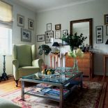 Stary fotel w pistacjowym obiciu prezentuje się rewelacyjnie.