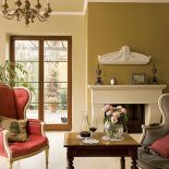 Stary gzyms idealnie do kominka, który został zrobiony z piaskowca na wzór XVIII-wiecznych kominków z francuskich pałaców.