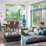 Stary stół oklejony fornirem obdarli z lakieru. Teraz wygląda jak gość ze Skandynawii. Nad nim lampy z NAP.