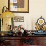 Stary zegar, lampka, świeczniki. Mieszkanie w stuletniej kamienicy