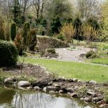 Staw to nie jedyna atrakcja. Są tu też malownicze pagórki i skalniaki.