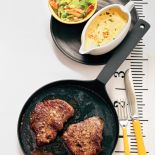 Stek wołowy z sosem berneńskim i sałatką.