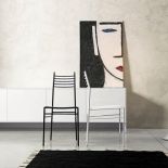 Stelaż tych krzeseł zrobiono z metalu, a siedzisko z plastiku. STUDIO ITALIA