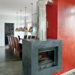 Sto metrów betonowej posadzki Magda wycyklinowała, a potem wylała na nią żywicę. Wytarta ścieżka na