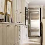 Stojące wewnątrz kuchni meble zdradzają miłość właścicielki do francuskiego stylu.