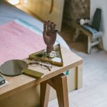 stojak na biżuterię w kształcie dłoni