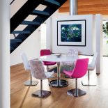 Stół 839 z blatem na wysoki połysk kosztuje od 6600 zł, krzesło HE - od 2200 zł. MIRAGE DESIGN