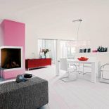 Stół Basic firmy Tonon wykończono białym laminatem. Cena - ok. 11 500 zł. Za krzesło Power obite białą skórą