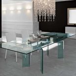 Stół Delta zaprezentowany na tegorocznych targach w Mediolanie jest cały ze szkła: do wyboru przezroczyste,