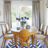 owalny stół z krzesłami