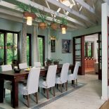 Stół do słonecznej jadalni Agnieszka i Piotr zaprojektowali sami. W końcu to jeden z najważniejszych mebli w domu.