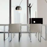 Stół Easy projektu Carla Colombo kosztuje od 10 950 zł. Cena krzesła Sweet z chromowanego metalu - od 1980