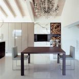 Stół Ella zaprojektowany przez Fabrizio Ballardiniego dla Seven Salotti.