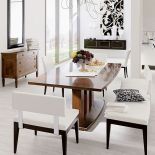 Stół fornirowany drewnem czereśni kosztuje od 11 300 zł (również w wersji rozkładanej), za krzesło zapłacimy od 1800 zł,