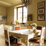 Stół i krzesła projektantka znalazła na Allegro, a drewniany żyrandol przyjechał z antykwariatu w Padwie.