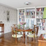 Stół i krzesła znaleziono w antykwariacie Andrzeja Rokickiego w Rembertowie.