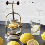 Stół, krzesła i wyciskacz do cytryn to lata 30.