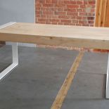 Stół, który nie ma nic wspólnego z wyposażeniem domów produkowanym masowo ze sztucznych materiałów.