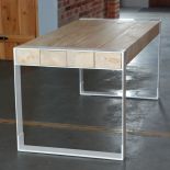 Stół, który nie ma nic wspólnego z wyposażeniem domów produkowanym masowo ze sztucznych materiałów.