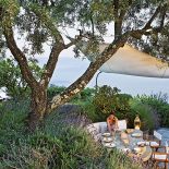 Stół na 12 osób jest zrobiony z jednego kawałka kamienia, z Luserny.