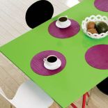 Stół na czerwonych koziołkach. Dom w pasy