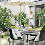 Stół na metalowym stelażu nie będzie wyglądał surowo, gdy przykryjemy go krótkim bieżnikiem.