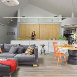 Stół na solidnej nodze zaprojektował Marcel Wanders dla marki Moooi (Mesmetric).