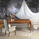 Stół New Classic intarsjowany drewnem egzotycznym i palisandrem (28 300 zł). Do kompletu fotel z tej samej kolekcji –