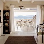 Stół (od 2812 euro) i krzesła z kolekcji Malaga. CANTORI