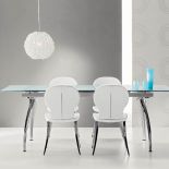 Stół Oscar (od 1122 euro) i krzesła Victor (616 euro/szt.) od Bonaldo. STUDIO ITALIA