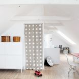 Stół po babci dostał nowy blat w kratkę.