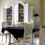 Stół Roger (6500 zł), kredens Sybaris (19 539 zł) i krzesła Catherine (1695 zł/szt.). DECOLOR