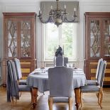 Stół rozkłada się na pięć metrów, ale do uroczystych kolacji siada zwykle nie więcej niż dziesięć osób.