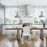 Stół to dzieło Sylwii Najsztub. Holenderski styl w Warszawie