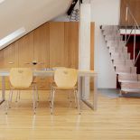 Stół to połączenie zimnego metalu z ciepłym drewnem.