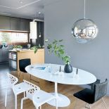 Stół Tulip i krzesła Supernatural. Czarny wazon i świeczniki z Bo Concept.