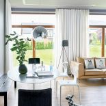 Stół Tulip i krzesła Supernatural. Czarny wazon i świeczniki z Bo Concept.