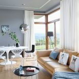 Stół Tulip i krzesła Supernatural. Czarny wazon i świeczniki z Bo Concept.