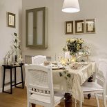 Stół udekorowany na święta. Choinka sentymentalna