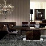 Stół Vogue marki Giorgio pokryty jest fornirem eukaliptusowym, kosztuje 22 990 zł. PATT MEBEL