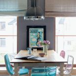 Stół w jadalni zrobiła firma, która układała parkiet. Tak jak podłoga zrobiony jest z dębu.