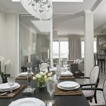 Stół wenge dobrze się prezentuje w jadalni z przeszklonym dachem.