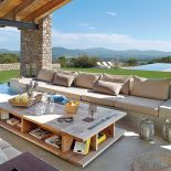 Stół wygląda jakby był zrobiony z palet. Był projektowany i wykonany na zamówienie.