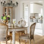 stół i krzesła do jadalni w stylu francuskim