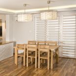 stół z krzesłami ze starego drewna