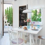 Stół z odzysku. Landrynkowy dom w Krakowie